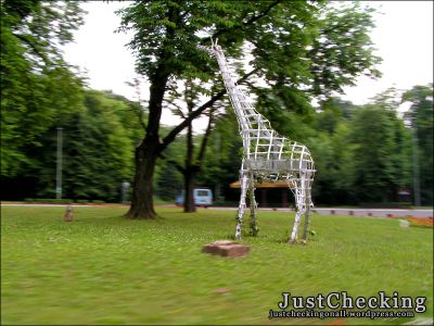 Static giraffe in a running world